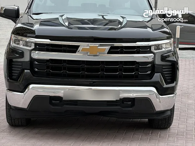 2023 Silverado LT 4x4 Crew Cab 5.3L V8 American Specs low milage only 26K km