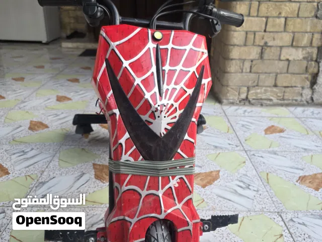 سكوتر دريفت 24 فولت نضيف يحتاج إلى بطارية أصلية شغال. نقص الباب الذي تغلق به البطارية