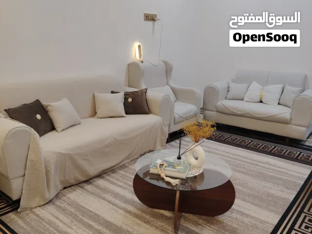 قنفات بلون فاتح وبيهم مجال صار شهر من مشتريهم مع كوشات بلون بيجي فاتح