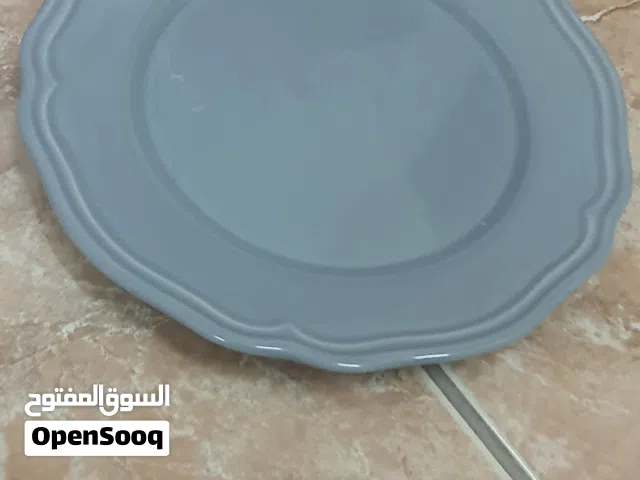 صحون طعام وفناجين