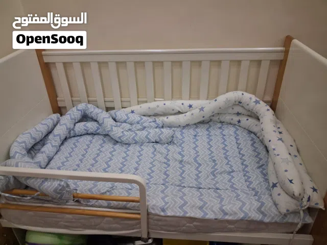 سرير أطفال مميز وعملي جدًا للبيع في الأردن السرير بحالة ممتازة ونظيف جدًا (استخدام خفيف)، مصنع من