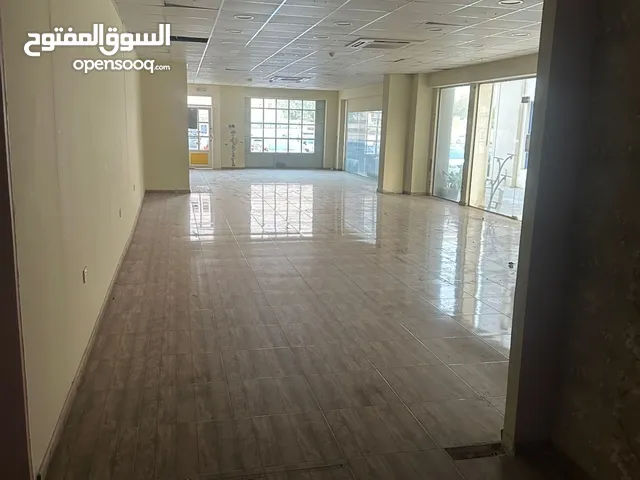 للايجار محل تجاري في بوشر مساحة المحل 150 متر مربع قابل للتفاوض وشهر مجانا ..