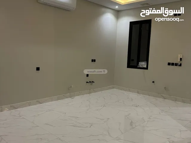 شقة للايجار السنوي في الرياض حي الروضة تتألف الشقة من ثلاث  غرف وصاله وحمامين