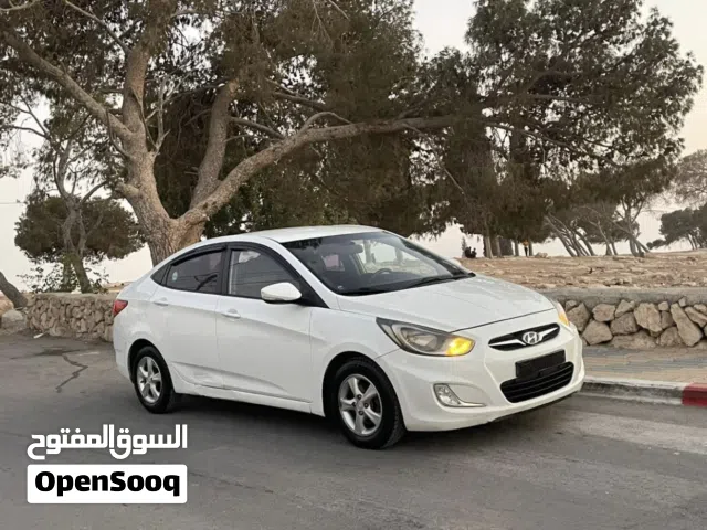 2014 هيونداي اكسنت Standard