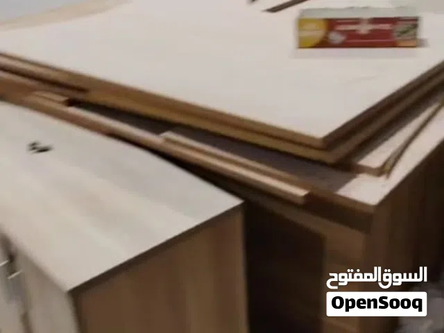 مكاتب مع تقطيعاات زجاج طابق كامل بحالة جيدة