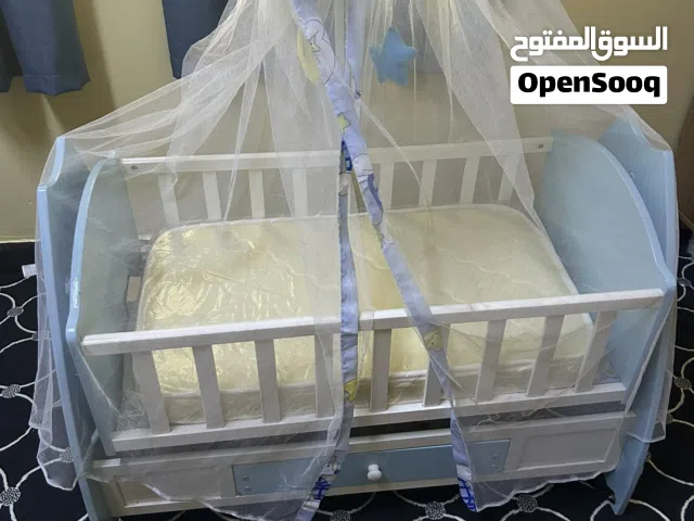 سرير للرضيع بحالة ممتازة