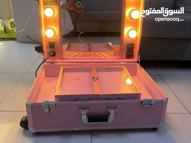 حقيبة تنظيم المكياج مع اضاءة ومقبس للسشوار والهاتف ممتازة للتصوير الفوتوغرافي