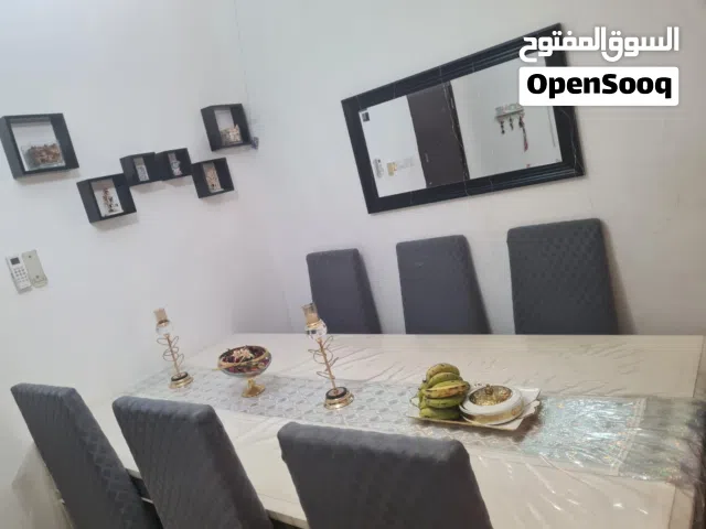 غرفة سفرة فخمة ونظيفة كبيرة الحجم