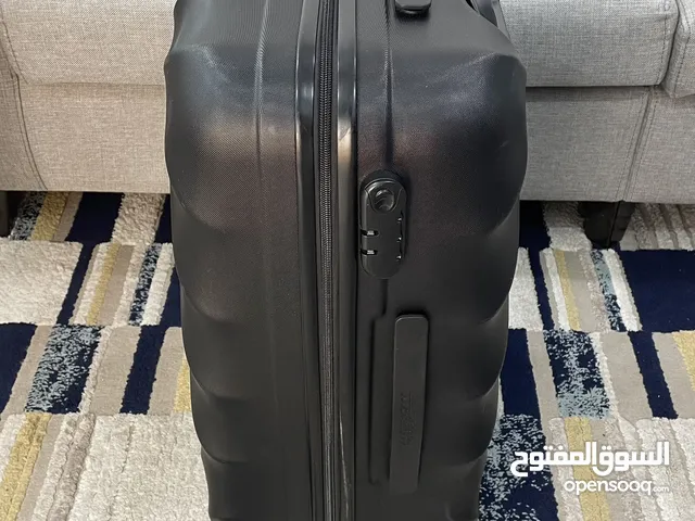 American Tourister Bag 65 cm x 45 cm x 26 cm بحالة ممتازة للبيع بدواعي السفر