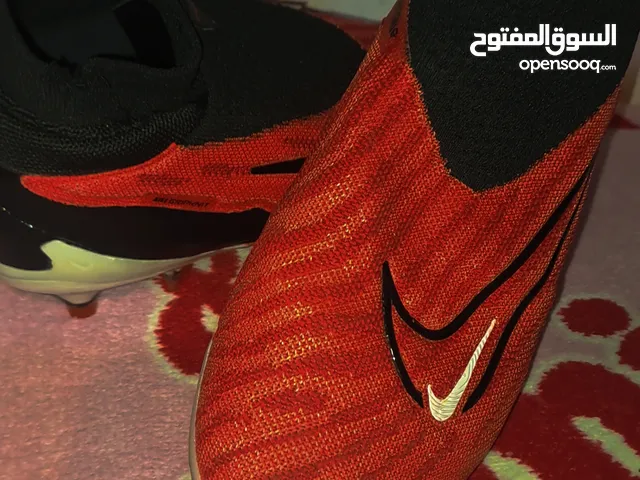 حذاء كرة القدم شبه جديد