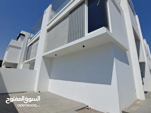 توين فيلا للبيع في الحيل الجنوبية على شارع السلطان قابوس