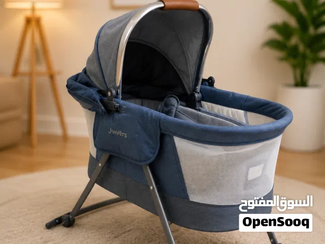 المنتج المحدد في الصورة هو سرير متنقل بمظلة دافوديل من ماركة جونيورز (Juniors Daffodil Travel Bed).
