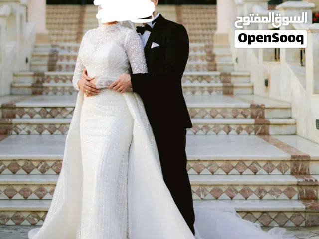 فستان زفاف مستعمل لمرة واحدة مطرز يدوي انيق التطريز كريستالي يعكس الضوء ويظهر بمنظر جمالي رائع