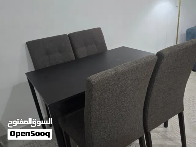 طاولة طعام مع 4 كراسي