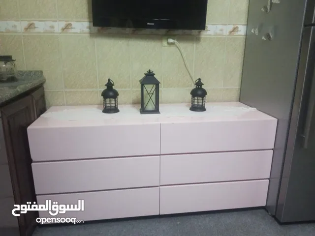 طاولة ايكيا بحالة الوكاله يوجد فيها 6 جوارير