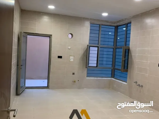 منزل سكنــي للايجــار في البصرة - مدينــة النرجس السكنيــة فئة B على شارع 20 متر مقابيل حديقة
