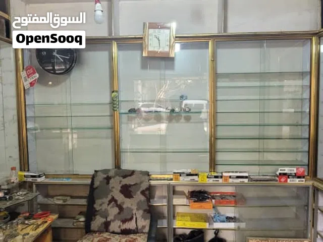 رفوف خشب ودوليب عرض زجاج وخانات زجاج للبيع