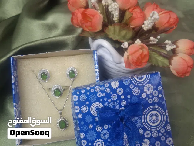 طقم فضة بحجر أخضر؛