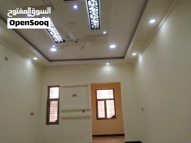 دار حديث درجة اولى يحتوي دار وشقتين للايجار او البيع