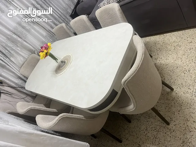 طاولة سفره 8  مقاعد استعمال شهر  و قابل  للتفاوض الله يبارك لصاحب النصيب