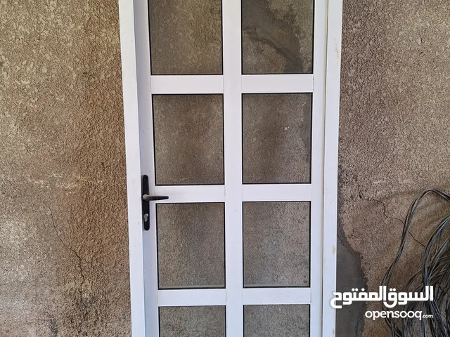باب المنيوم ابيض