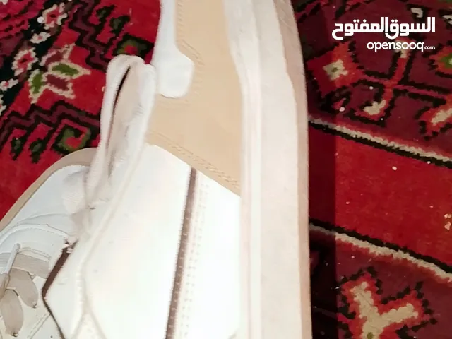 حذاء رياضي سبورت للبيع