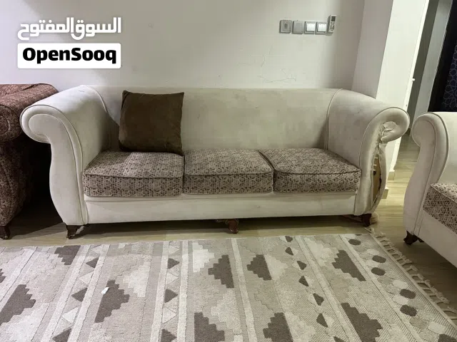 طقم كامل كنبايات للبيع اللون أبيض 2 بني 2 لا يوجد خراب فقط يحتاج تبديل السعر 50 ريال