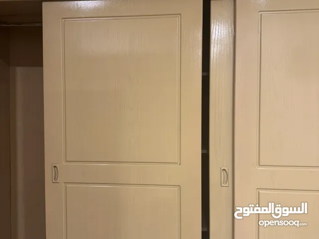 دولاب جرار نظيف جدا استعمال بسيط جدا ومساحه كبيره من الداخل