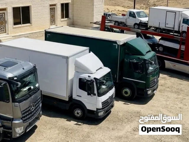 معرض سيارات في المنطقة الحرة الزرقاء للبيع او للايجار