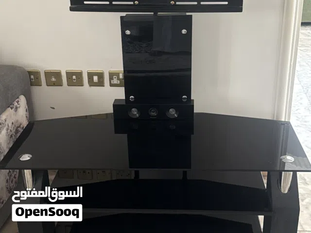 طاولة تلفزيون مع حامل جداري