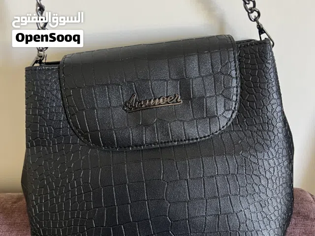 شنطة جلد بلون اسود وحجم وسط وف حبل إضافي