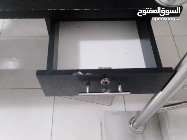 مكتب للدراسه بحاله جيده جدا استعمال شهرين فقط لا غير السعر مغري