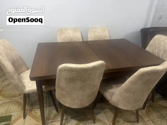 سفرة طعام شبه جديده بحاله ممتازه جدا 6 كراسي امكانية فتح السفره لتكبيرها مناسبه جدا لكل المناسبات