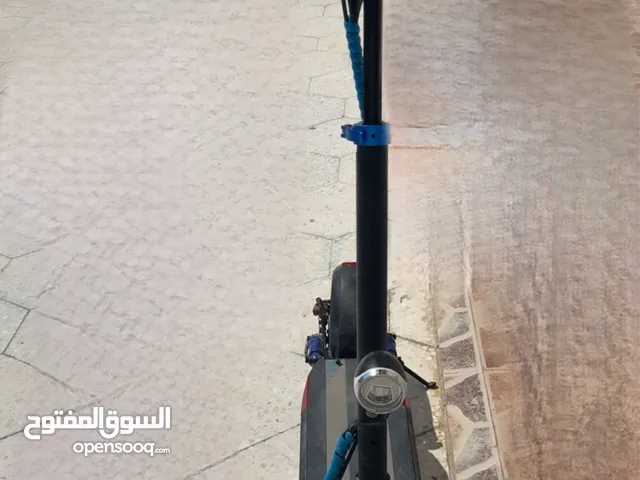 سكوتر معه مفتاح و جرج و كل شي شغال ب 450 درهم بيع مستعجلل