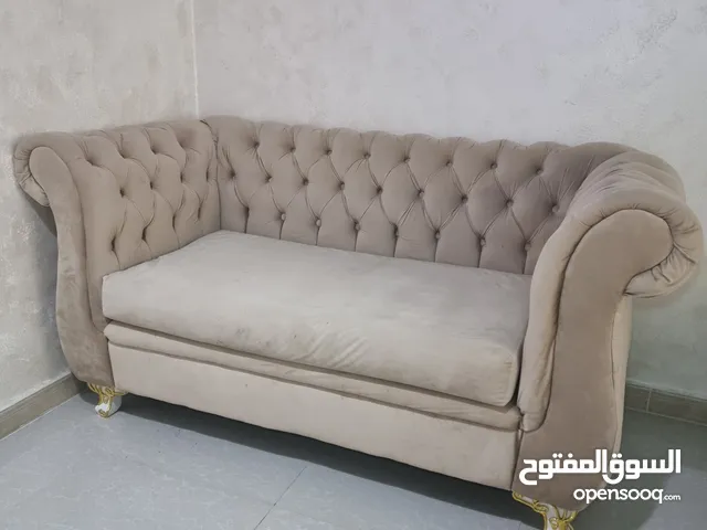 كرسي معيشة لشخصين بلون بيج نضيف مافيه كسور