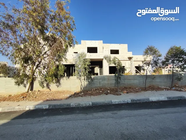 قطعه أرض عليها فيلا عظم للبيع في سطح مرحبا