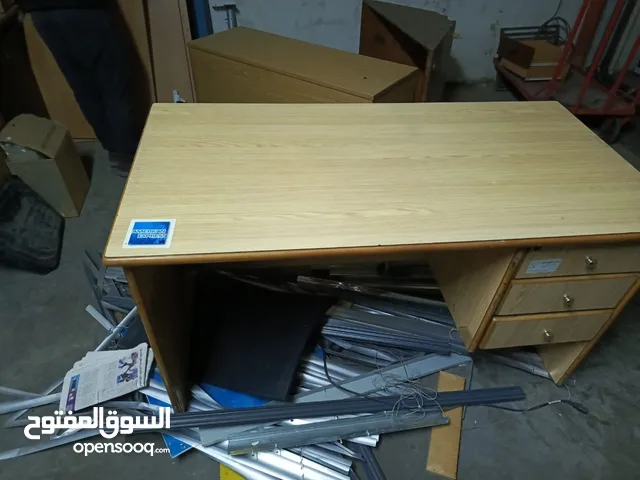 اثاث مكتبي منوع للبيع مكاتب وكراسي وابواب خشب وحلق باب حديد وشاشات كمبيوتر