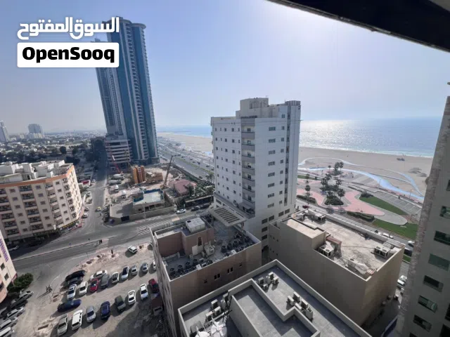 شقة أول ساكن للإيجار في كورنيش عجمان غرفة وصالة بإطلالة بحرية مباشرة مع باركن مجاني وبرج فاخر بسعر