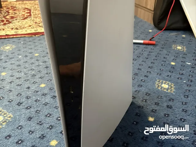للبيع PlayStation 5 Digital مع جهاز تحكم واحد و الوايرات بسعر 135
