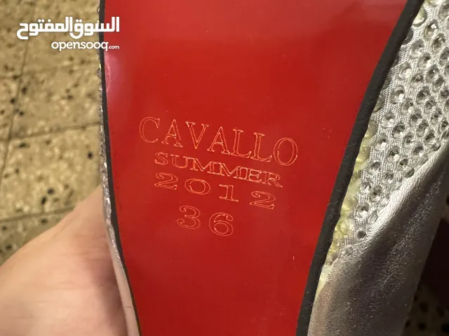 حذاء فضي نسائي قياس 36