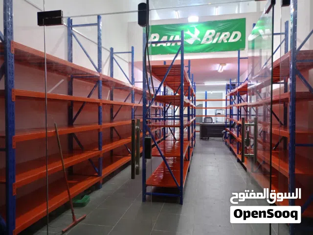 يوجد لدينا جميع انواع الرفوف والمستودعات تخزين وطبليات وشحن وتوصيل لجميع مناطق المملكة