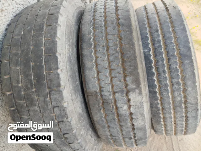 اطارات مستعملات للبيع 17 ونص  75 225 للبيع اثنان فوق النص عمر واحده اقل النص عمر