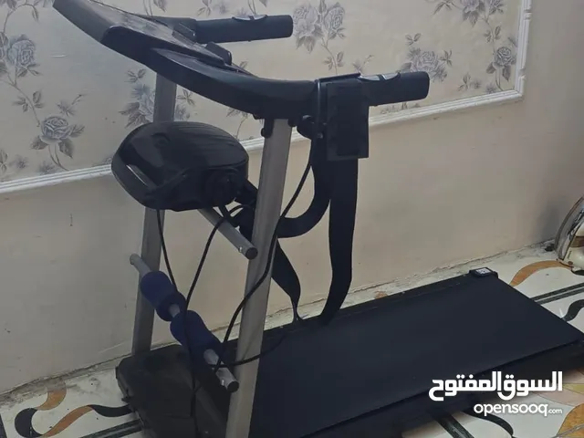السلام عليكم ورحمة الله وبركاته. يتوفر لدينا جهاز جري للبيع، بحالة ممتازة، مصمم لتحمل أوزان تصل إلى