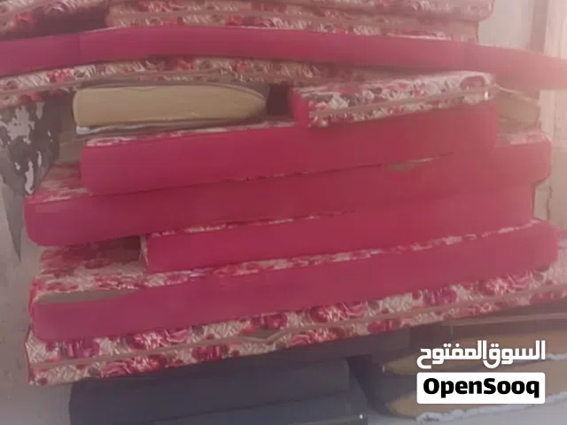 فرشات للبيع عدد اربعه مع مساندهم و ركياتهم