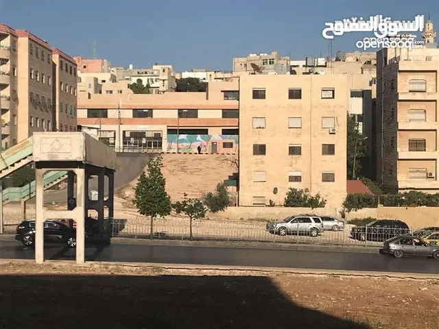 شقه ذات إطلاله طابقيه ط3 بدون مصعد تقع على شارع الأردن مقابل مستشفى الاستقلال قبل دائرةالافتاء