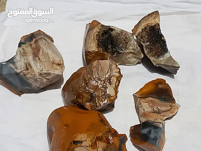 احجار طبيعية ساحرة _ أسود لامع طبيعي