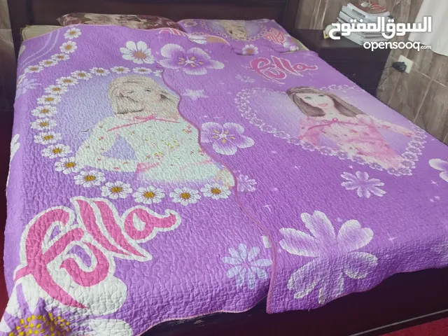 غرفة نوم سحاب لون بني تتكون من تخت مزدوج وكومدينة عدد 2 وتسريحه