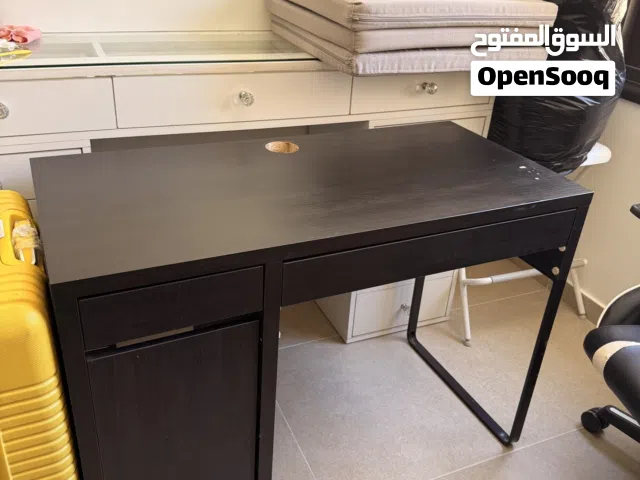 طاولة كمبيوتر أو مكتب دراسة من ايكيا