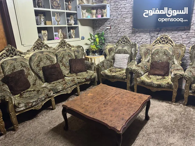 للبيع طقم كنب خشب زان حفر أمريكي 9 مقاعد بحالة جيدة وطاولة خشب