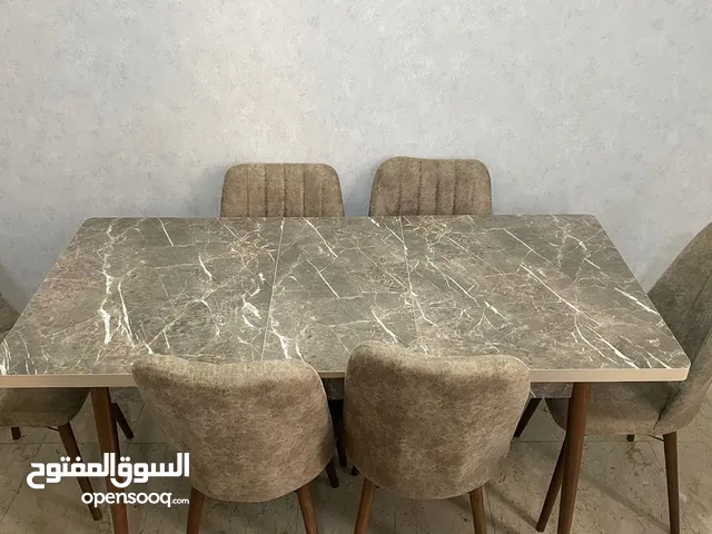 Dining Table – 6 Seater, Extendable, 130 x 80 cm, in great condition, used for 10 months